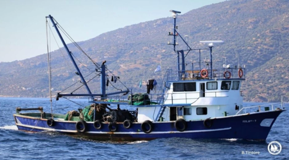 "Αγέλες" τουρκικών αλιευτικών σκαφών ύψωσαν ελληνική σημαία: Πλησίασαν στα 100 μέτρα από τις ακτές νησιών του Αν. Αιγαίου (βίντεο)